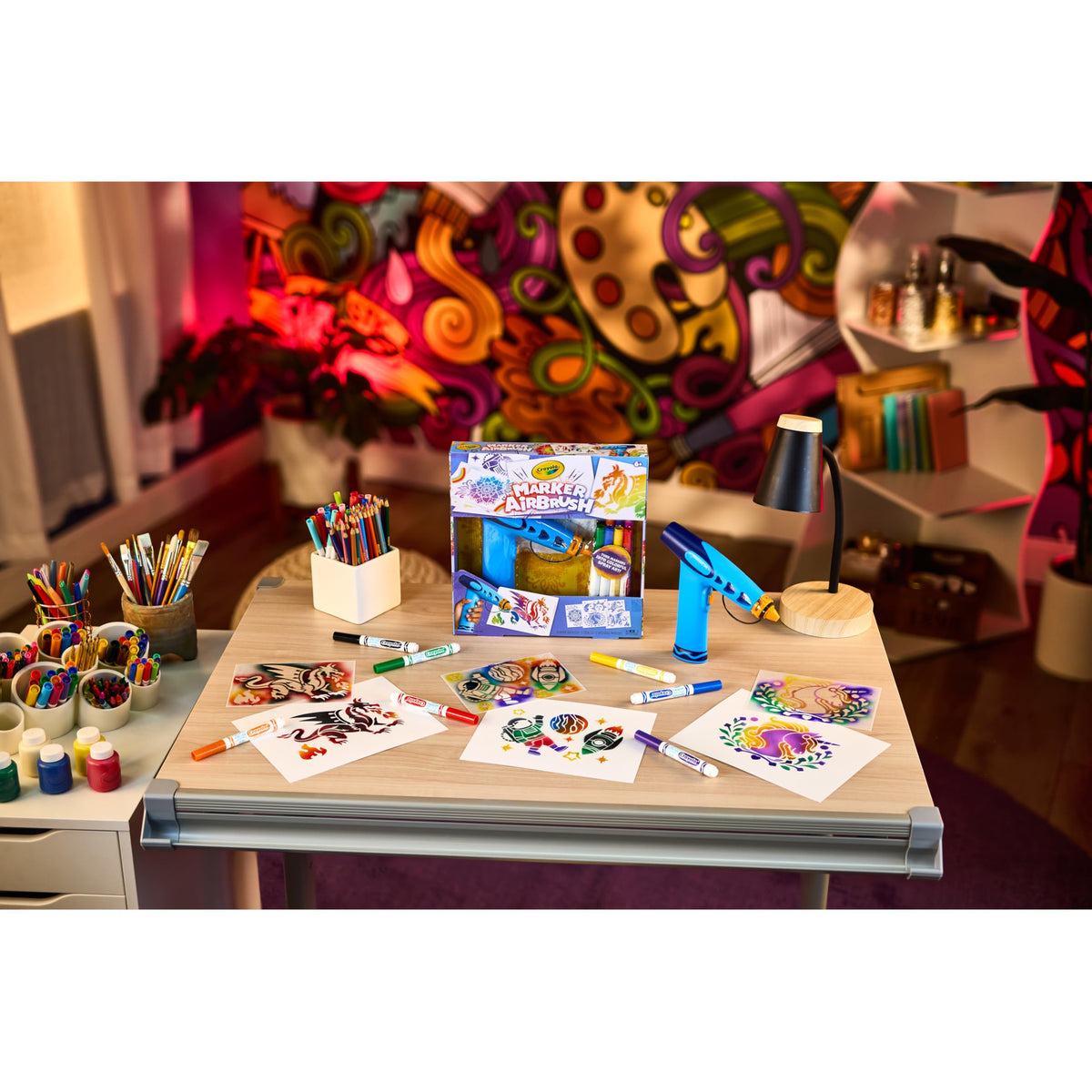 Crayola Marker Airbrush Spray Art Kit, 8 Washable Markers, 5 Stencils | Arts & Crafts Toys for Kids, Birthday, Holiday Gifts for Girls & Boys 6+, Battery-Powered Sprayer Kids Activities