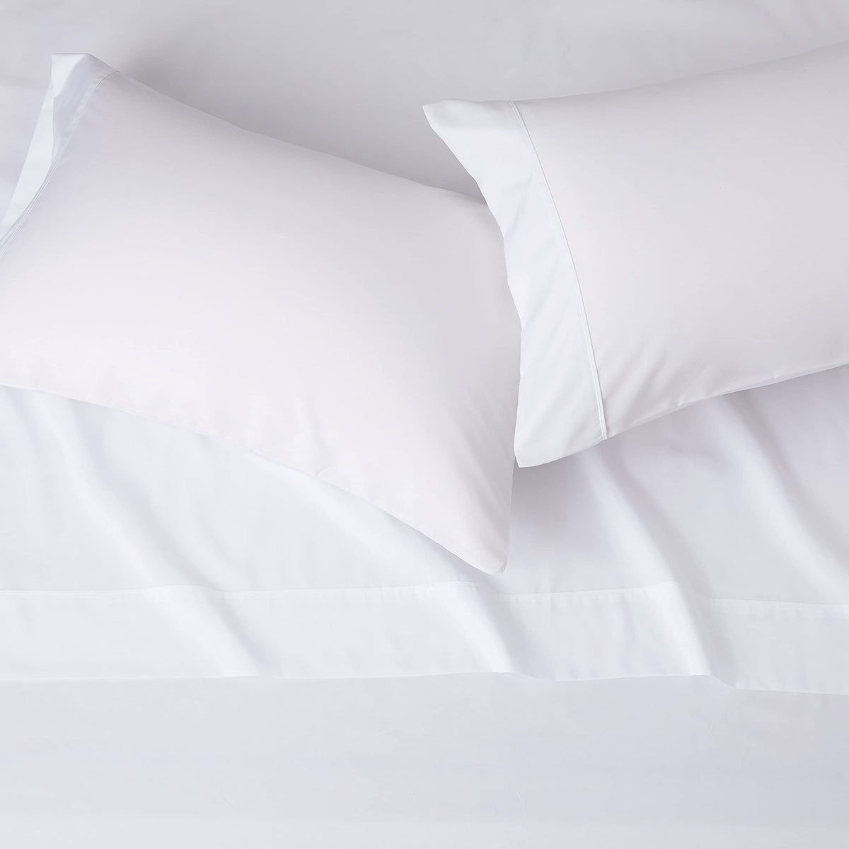 Amazon Basics Lightweight Super Soft Breathable Wrinkle-Resistant Microfiber 4-Piece Bed Sheet Set with 14-Inch Deep Pockets, Queen, Bright White, Solid