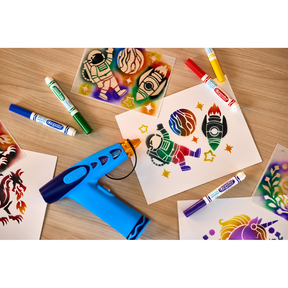 Crayola Marker Airbrush Spray Art Kit, 8 Washable Markers, 5 Stencils | Arts & Crafts Toys for Kids, Birthday, Holiday Gifts for Girls & Boys 6+, Battery-Powered Sprayer Kids Activities