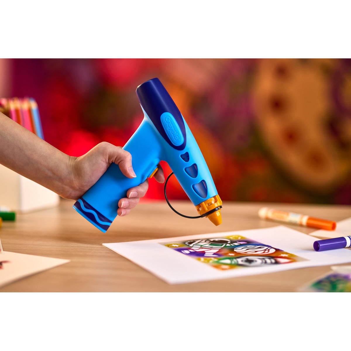 Crayola Marker Airbrush Spray Art Kit, 8 Washable Markers, 5 Stencils | Arts & Crafts Toys for Kids, Birthday, Holiday Gifts for Girls & Boys 6+, Battery-Powered Sprayer Kids Activities